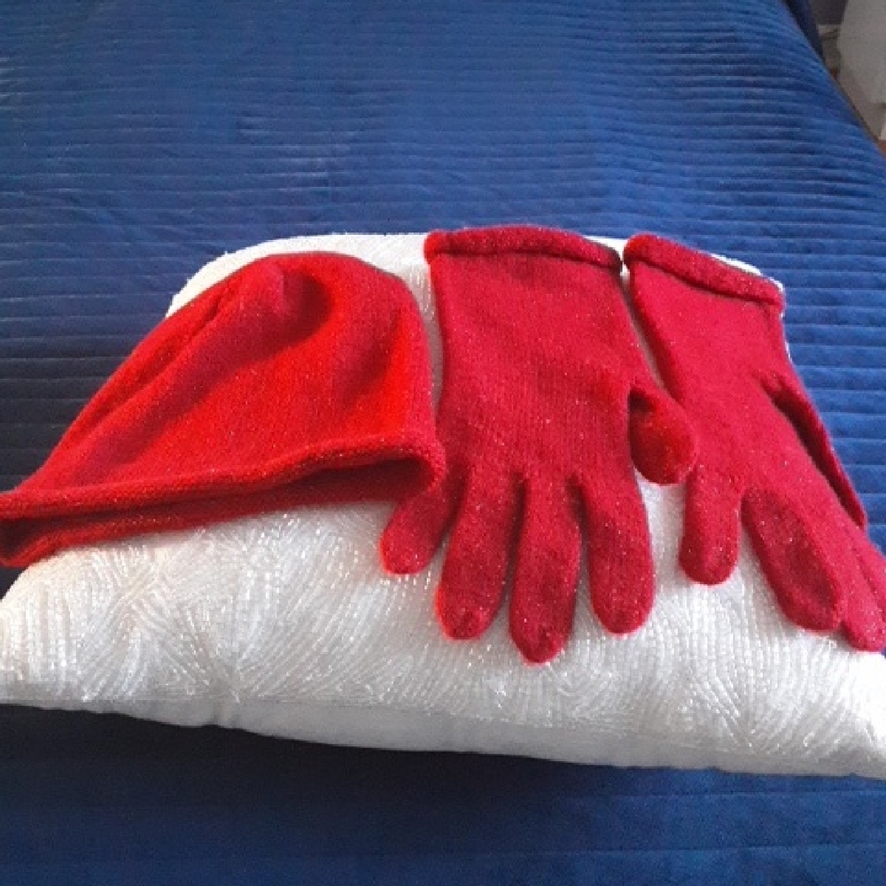 Jaclyn Smith Sparkling Red Knit Scarf